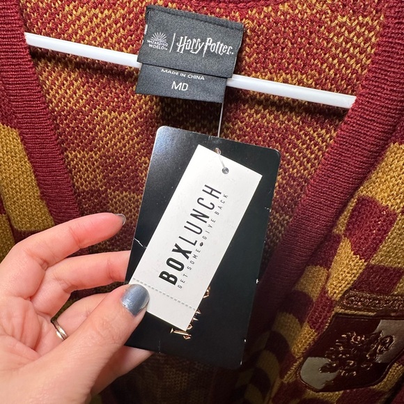 NWT Harry Potter Gryffindor Embroidered Button Up Unisex Cardigan - Picture 10 of 12